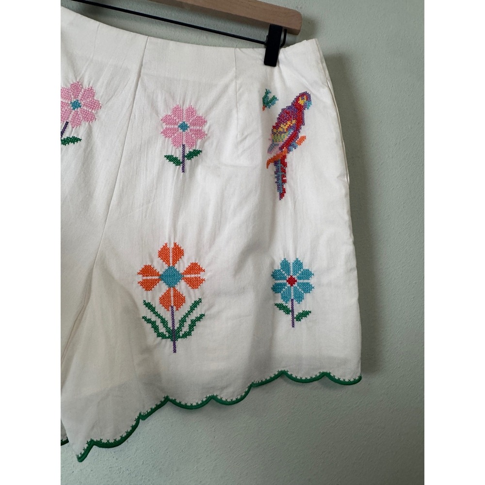 J. Marie Tessie Shorts Embroidered Cross-Stitch Floral Parrot Scallop Trim L NEW - Picture 7 of 14